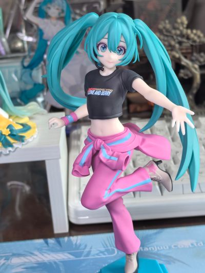 初音未来联名时尚魔女拉芙与贝莉 Desktop×Decorate Collections“初音未来”贝莉衣装款