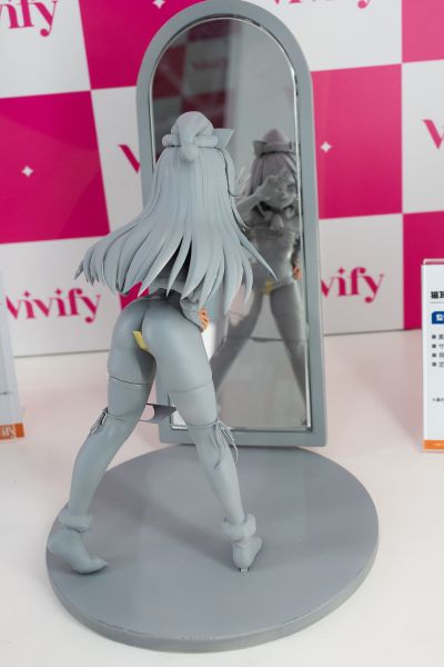 万圣节的角色扮演少女