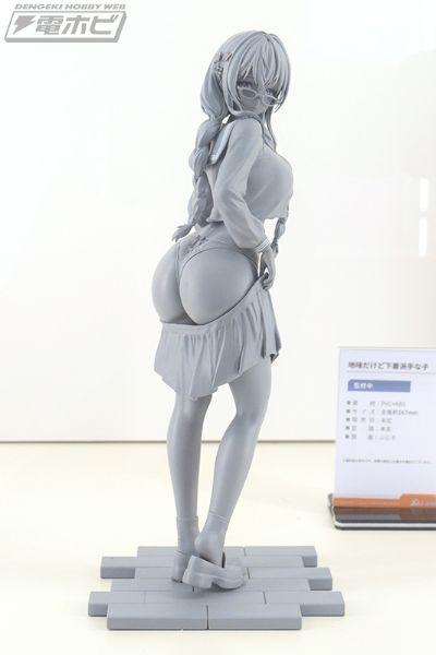 外表朴素但内衣花哨女生（暂译）