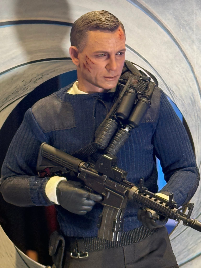 《007: 无暇赴死》詹姆斯·邦德 (突击队装束) 1:6比例珍藏人偶