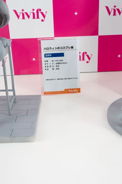 万圣节的角色扮演少女