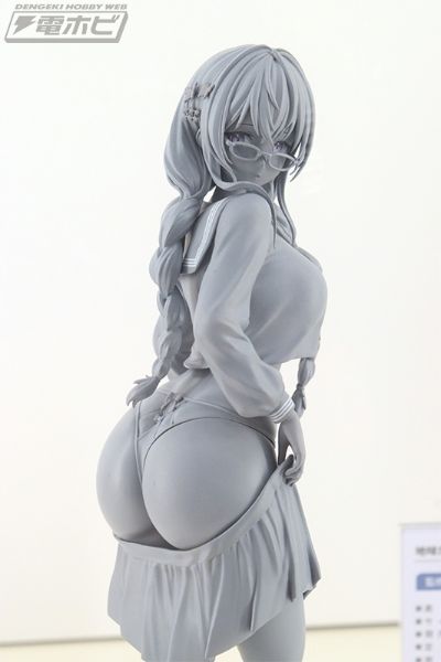 外表朴素但内衣花哨女生（暂译）