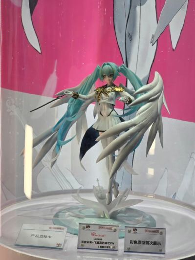 Lucrea  高达45周年联名初音未来 初音未来·飞翼高达零式EW形态