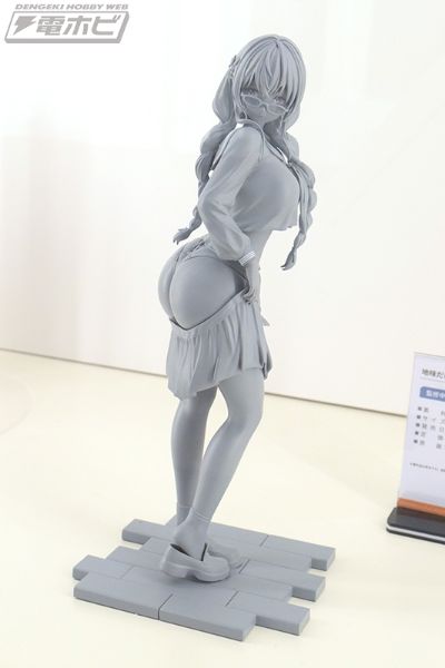 外表朴素但内衣花哨女生（暂译）