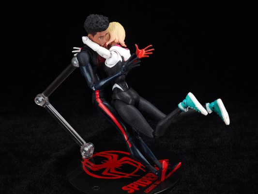 S.H.Figuarts  蜘蛛侠（迈尔斯·莫拉莱斯）（蜘蛛侠：纵横宇宙）