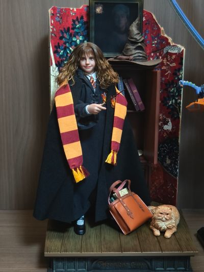 哈利波特与魔法石 赫敏·格兰杰（学院服）1/6收藏级可动人偶