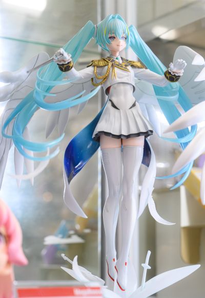 Lucrea  高达45周年联名初音未来 初音未来·飞翼高达零式EW形态