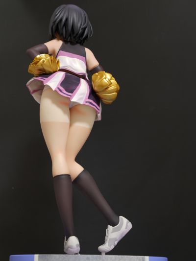 下面忘记穿只能内裤上阵的啦啦队女孩