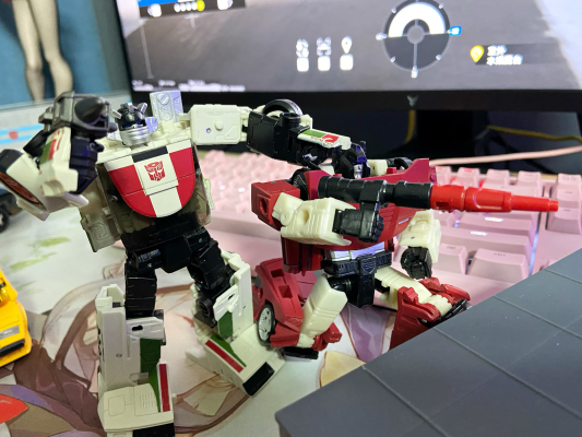 3Z0160 DLX 变形金刚外传 大黄蜂 声波＆机器狗