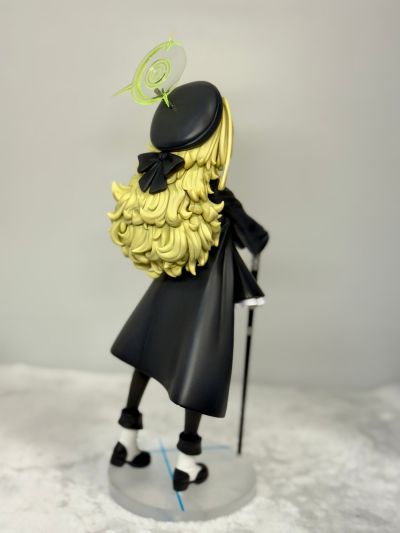 蔚蓝档案 拄拐笑面教授