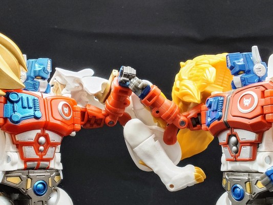 变形金刚40周年纪念款 白狮擎天柱