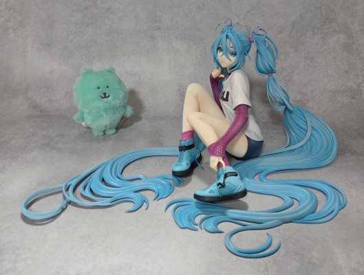 初音未来×米山舞 The Latest Street Style "Cute"