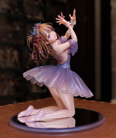 舞台上 — 灰色的丑小鸭