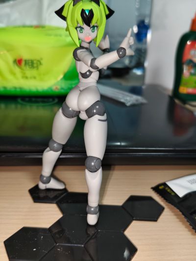 机械新人类 MLL-V2 素体 玛卡翁（灰肤色版）