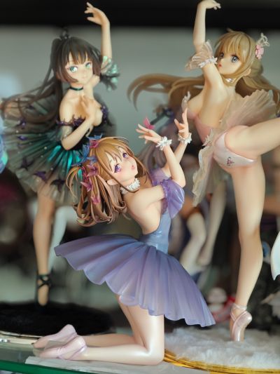 舞台上 — 灰色的丑小鸭