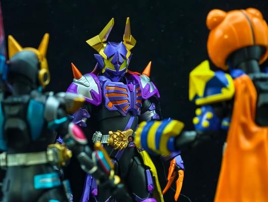 S.H.Figuarts 假面骑士霸牛 狂热僵尸形态（邪魔神）