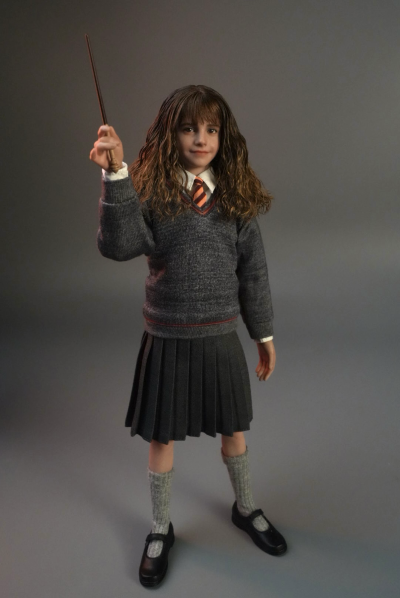 哈利波特与魔法石 赫敏·格兰杰（学院服）1/6收藏级可动人偶