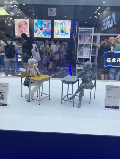 不时用俄语小声说真心话的邻桌艾莉同学 艾莉