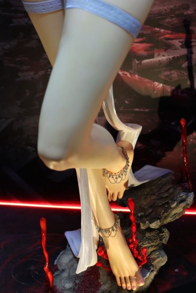 《炽须尾》1/4比例雕像 黑衣版