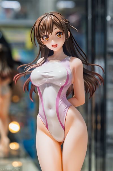 租借女友 水原千鹤 水色线条竞技泳装