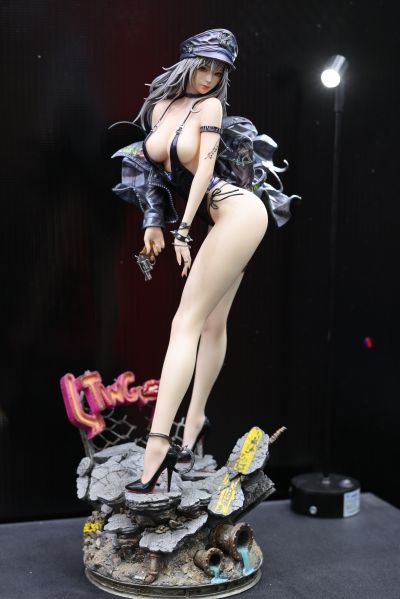 《炽须尾》1/4比例雕像 黑衣版