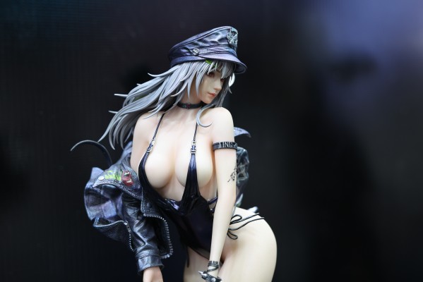 《炽须尾》1/4比例雕像 黑衣版