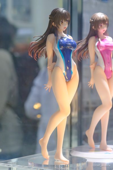 租借女友 水原千鹤 水色线条竞技泳装