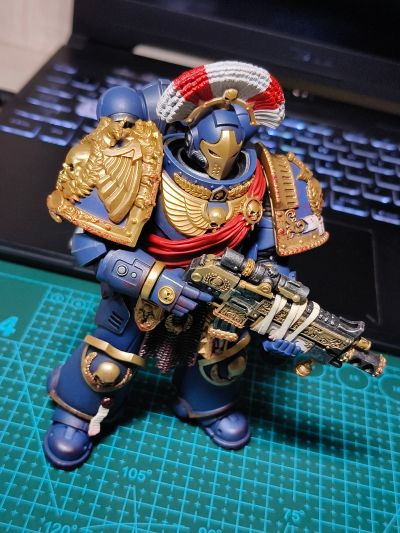 战锤40000：星际战士 极限战士 配备精工爆矢来福枪,链锯剑和爆矢手枪的圣物盔甲兵