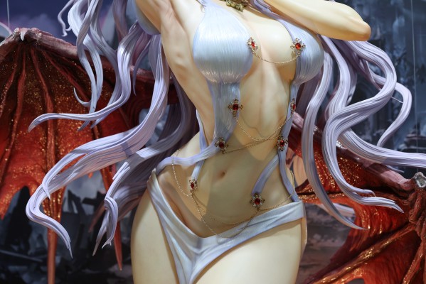 《炽须尾》1/4比例雕像 黑衣版