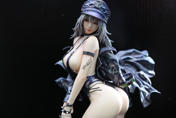 《炽须尾》1/4比例雕像 黑衣版