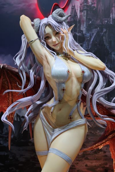 《炽须尾》1/4比例雕像 黑衣版