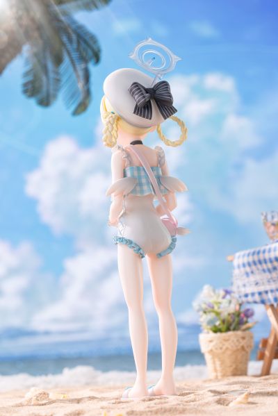 【ガ見撮】突然从打工状态被抓取海滩度假的不知所措的小空