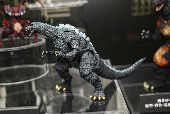 S.H.MonsterArts 哥斯拉二世&戴斯特洛伊亚进化套装