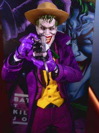 《蝙蝠侠：致命玩笑》小丑 1/6比例珍藏人偶