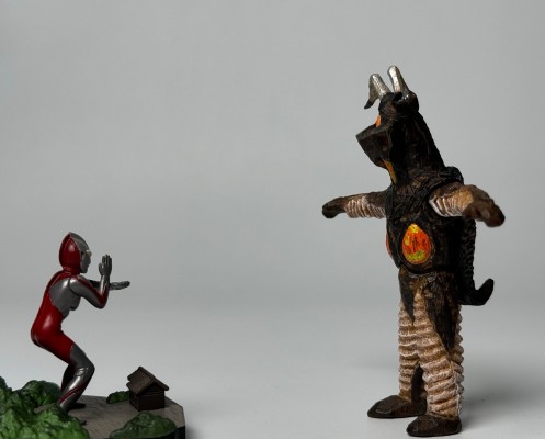 桥本美绪的奥特怪兽雕像。02