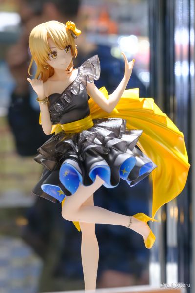 一色彩羽 星空礼服