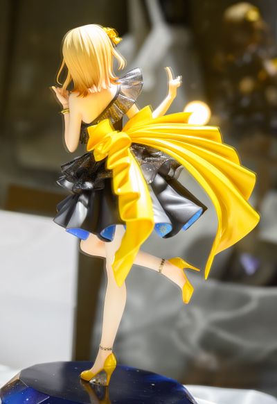 一色彩羽 星空礼服