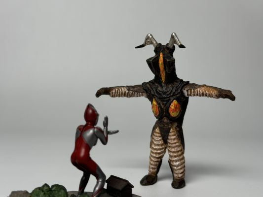 桥本美绪的奥特怪兽雕像。02