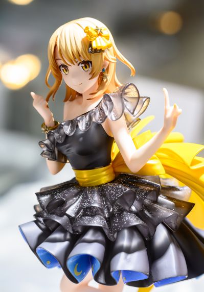 一色彩羽 星空礼服