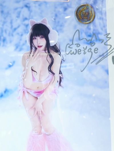 雪地水蜜桃比基尼美少女