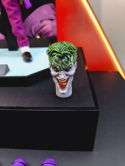 《蝙蝠侠：致命玩笑》小丑 1/6比例珍藏人偶