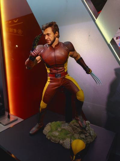 MMS831 《死侍与金刚狼》金刚狼(经典棕色战衣)