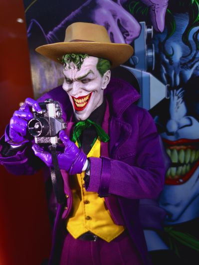 《蝙蝠侠：致命玩笑》小丑 1/6比例珍藏人偶
