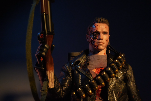 《终结者2：审判日》 T-800(战损版)(2.0) 1:6比例珍藏人偶