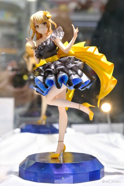 一色彩羽 星空礼服