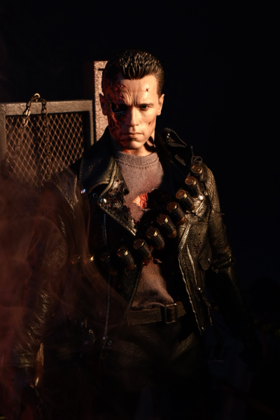 《终结者2：审判日》 T-800(战损版)(2.0) 1:6比例珍藏人偶