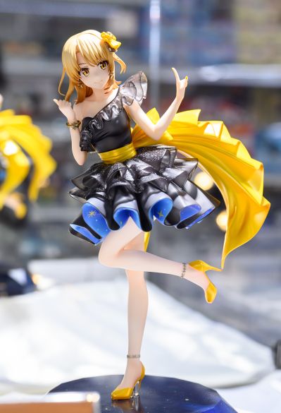 一色彩羽 星空礼服