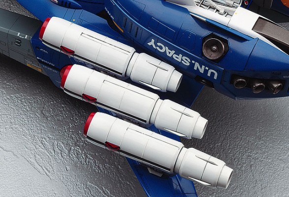 65827 超时空要塞 VF-1J 超级女武神 “麦克斯/米莉亚”  附带反应弹