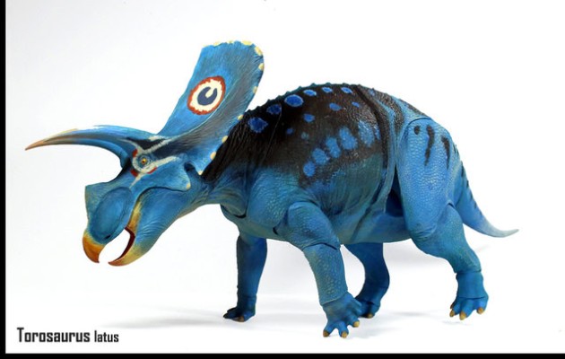 宽牛角龙- 1/18可动玩偶