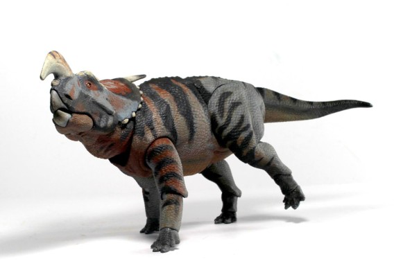 前弯角野牛龙– 1/18可动玩偶